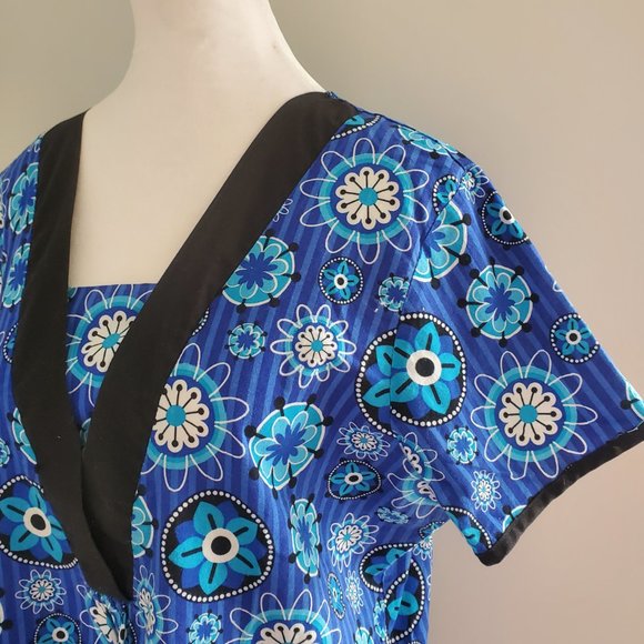 PEACHES Scrubs Top Psychedelic Flowers Stripes Cobalt Blues Black Pockets Nurse - Picture 3 of 8